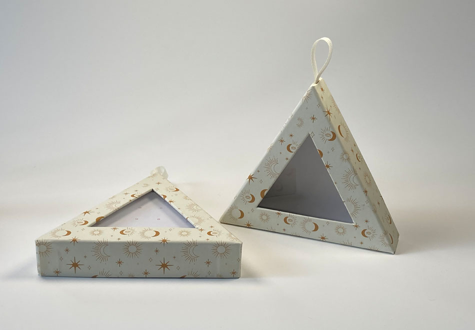 TRIANGLE CARDBOARD BOX WITH STRING